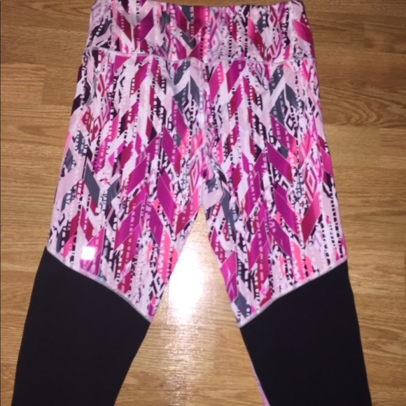 Victoria Secret VSX sport cropped yoga pants - Picture 3 of 5